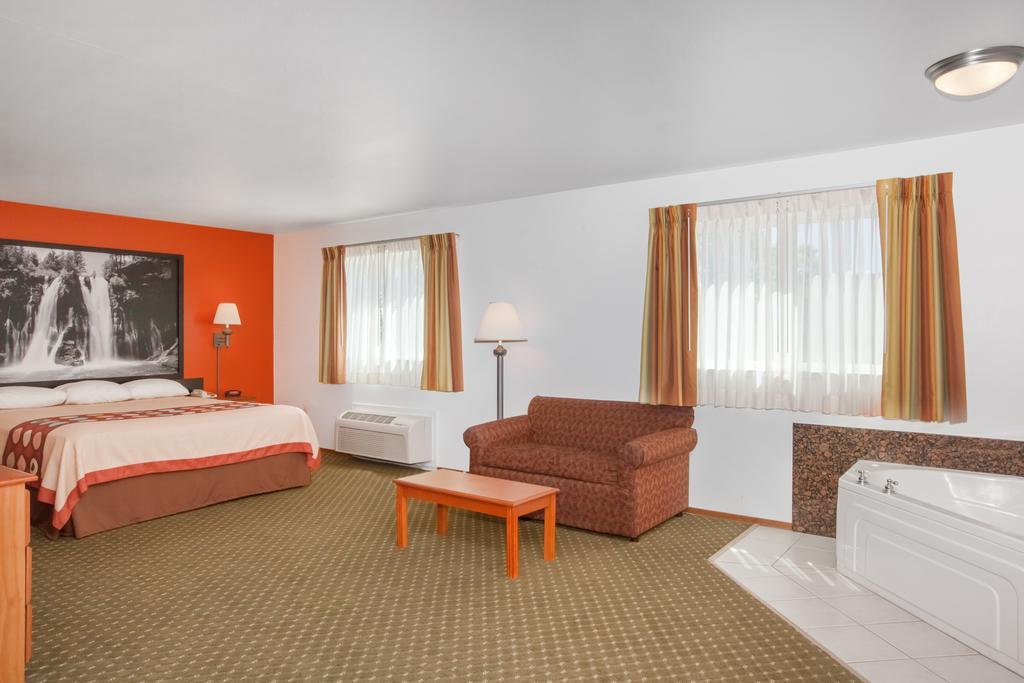 Super 8 By Wyndham Cloverdale Wine Country Экстерьер фото