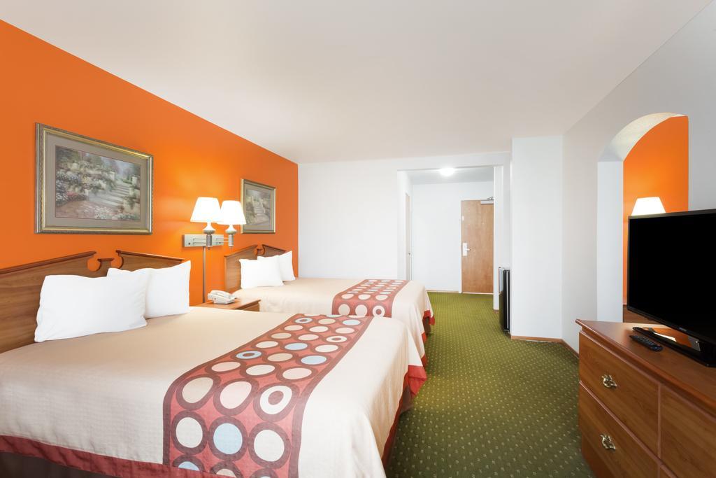 Super 8 By Wyndham Cloverdale Wine Country Экстерьер фото